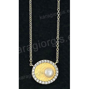 Κολιέ χρυσό Κ14 με κρεμαστό σαγρέ κύκλο με πέρλα και άσπρες πέτρες ζιργκόν.