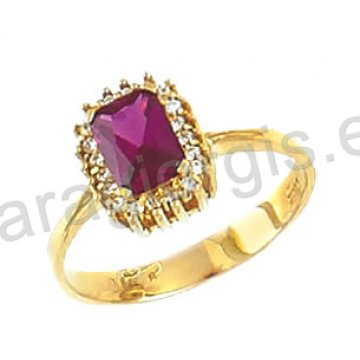 Δαχτυλίδι χρυσό σε τετράγωνη ροζέτα με κόκκινη πέτρα σε χρώμα ρουμπίνι. 