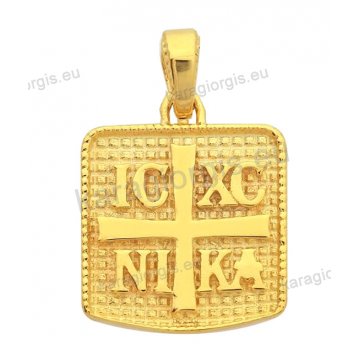 Κωνσταντινάτο χρυσό Κ14 μενταγιόν για κολιέ, IC XC NIKA ανάγλυφο σε τετράγωνο με σκαλιστό φινίρισμα.