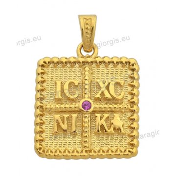 Κωνσταντινάτο χρυσό Κ14 μενταγιόν για κολιέ, IC XC NIKA ανάγλυφο σε τετράγωνο με σκαλιστό φινίρισμα και κόκκινη πέτρα.