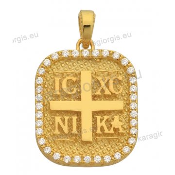 Κωνσταντινάτο χρυσό Κ14 μενταγιόν για κολιέ, IC XC NIKA ανάγλυφο σε τετράγωνο με σκαλιστό φινίρισμα και περιμετρικές πέτρες.