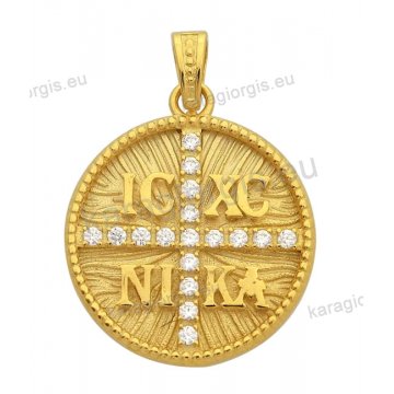 Κωνσταντινάτο χρυσό Κ14 μενταγιόν για κολιέ, IC XC NIKA ανάγλυφο σε στρογγυλό με άσπρες πέτρες ζιργκόν.