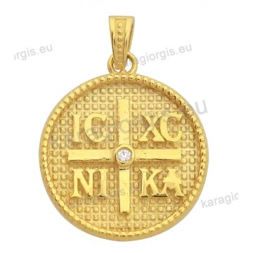 Κωνσταντινάτο χρυσό Κ14 μενταγιόν για κολιέ, IC XC NIKA ανάγλυφο σε στρογγυλό με άσπρη πέτρα ζιργκόν στο κέντρο.
