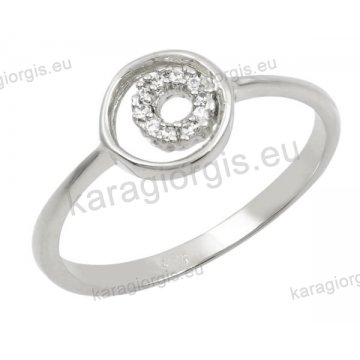 Δαχτυλίδι γυναικείο λευκόχρυσο Κ14 με στρογγυλό κέντρο με άσπρες πέτρες ζιργκόν.