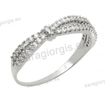 Δαχτυλίδι γυναικείο λευκόχρυσο Κ14 σε χιαστί με άσπρες πέτρες ζιργκόν.