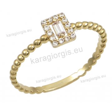 Δαχτυλίδι γυναικείο χρυσό Κ14 στριφτό με τετράγωνο κέντρο με άσπρες πέτρες ζιργκόν.